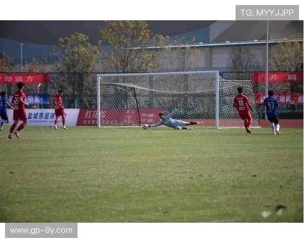 盐城老体育馆足球赛场再度激情开战 球迷热情空前高涨